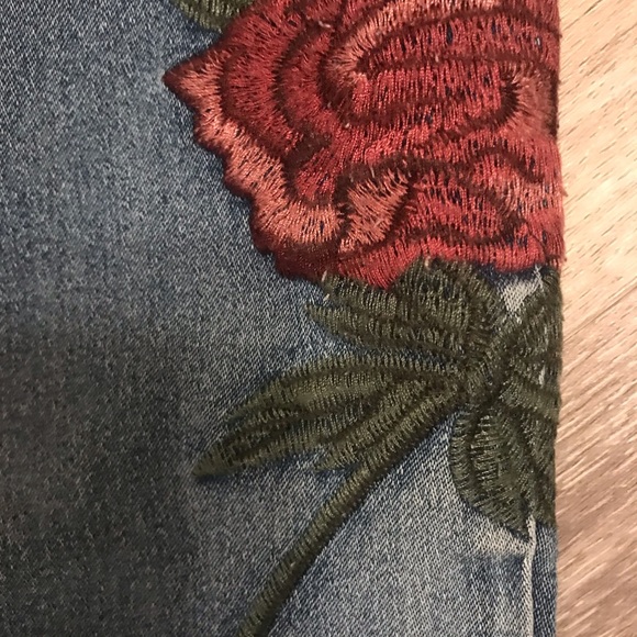 Like new! Diane Gilman Embroidery Roses Jeans. Size 4. Soft! - Picture 4 of 9